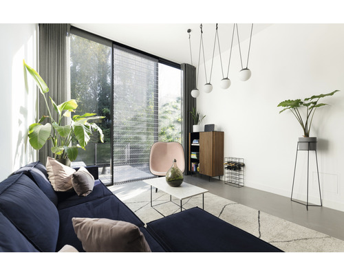 Wohnzimmer mit Sofa, Teppich, Beistelltisch, Schrank, Stuhl und Zimmerpflanzen in hellem Design