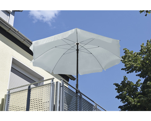 Weißer quadratischer Sonnenschirm auf einem Balkon
