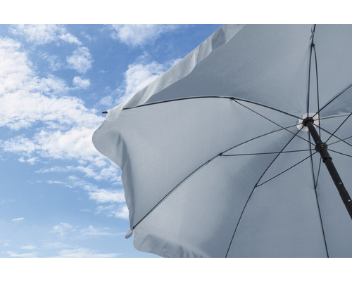 Geöffneter Sonnenschirm vor blauem Himmel