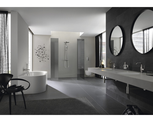 Helles Badezimmer mit Badewanne, Dusche und Doppelwaschtisch