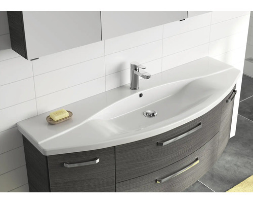 Waschtisch mit Unterschrank und Armatur im Badezimmer