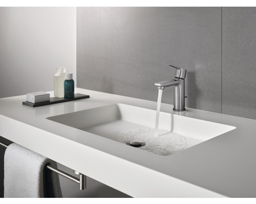 Modernes Badezimmerwaschbecken mit Armatur, Wasserhahn und Handtuchhalter.