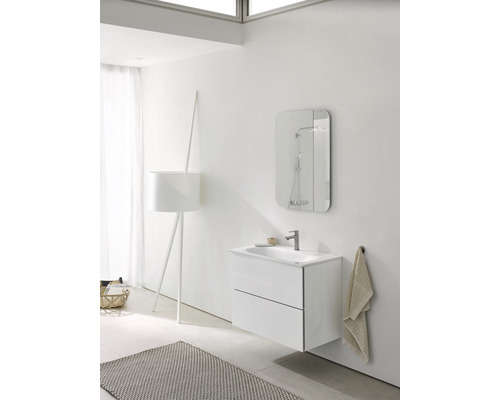 Modernes Badezimmer mit Waschtisch, Spiegel, Lampe und Teppich für eine helle und organisierte Atmosphäre.