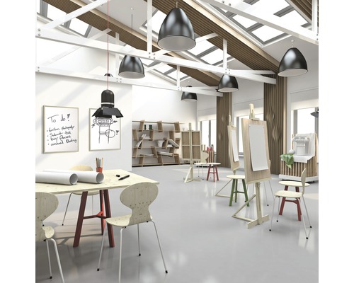 Heller Kunstraum mit Tischen, Stühlen, Staffeleien und Regalen