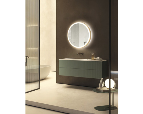 Modernes Badezimmer mit Waschtisch, rundem Spiegel und Badewanne