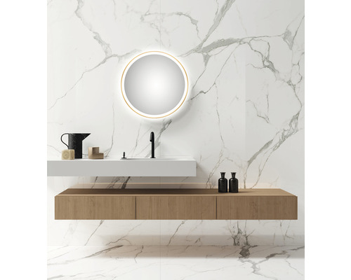 Modernes Badezimmer mit Marmorfliesen, Waschtisch, Unterschrank und Spiegel