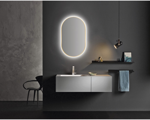 Modernes Badezimmer mit Waschtisch, Spiegel mit Beleuchtung und Ablagefläche