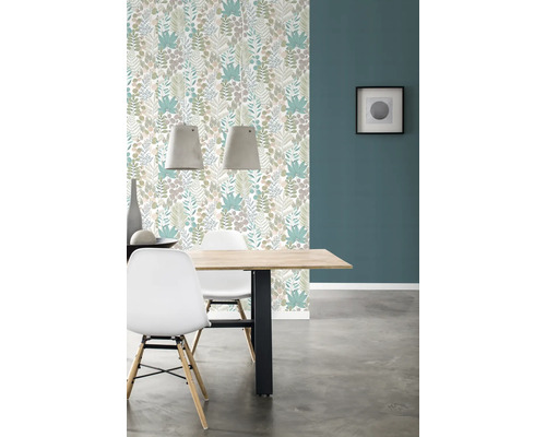 Esszimmer mit floral gemusterter Tapete, Esstisch und Stühlen.