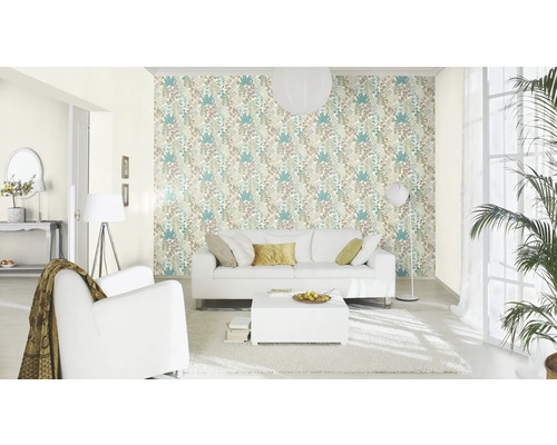 Heller Wohnraum mit floral gemusterter Tapete, Sofa und Sessel