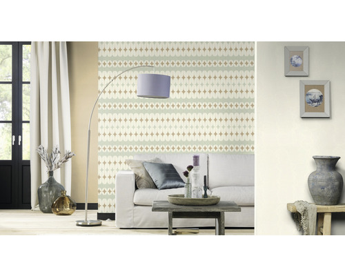 Wohnzimmer mit gemusterter Tapete, Sofa, Stehlampe und Dekoration