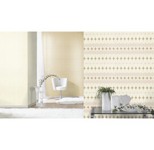 Wohnraum mit gemusterter Tapete, Sessel, Teppich und Dekoration