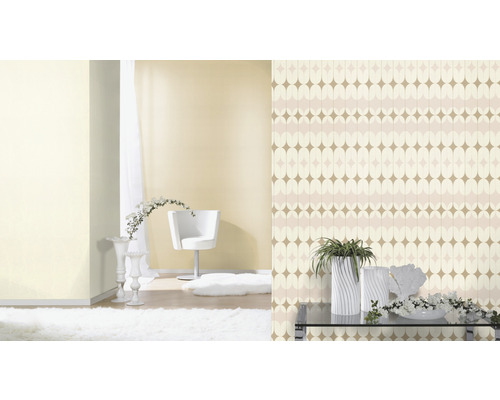 Wohnraum mit gemusterter Tapete, Sessel, Teppich und Dekoration