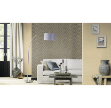 Wohnzimmer mit gemusterter Tapete, Sofa, Stehlampe und dekorativen Elementen für ein gemütliches Ambiente.