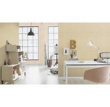 Helles Arbeitszimmer mit Schreibtisch, Stuhl, Bücherregal und gemusterter Tapete