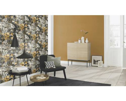 Wohnzimmer mit gemusterter Tapete, Sessel und Kommode