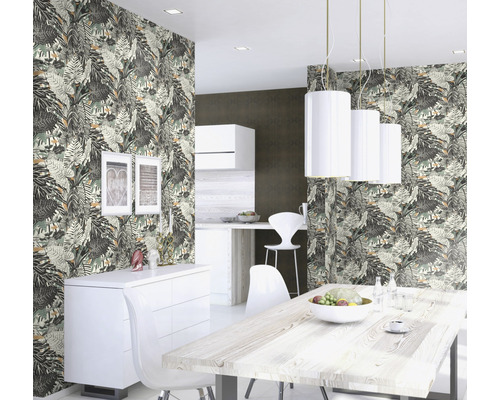 Ein Esszimmer mit einem Esstisch und Stühlen sowie einer mit Blättern gemusterten Tapete.