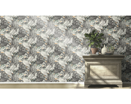 Dekoratives Zimmer mit einer Tapete mit Blätterdesign und einer Kommode