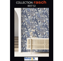 Raum mit Rasch-Tapete mit Blättermuster und hellem Holzschrank