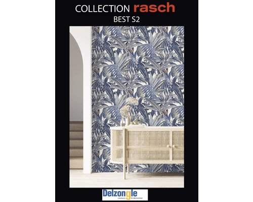 Raum mit Rasch-Tapete mit Blättermuster und hellem Holzschrank