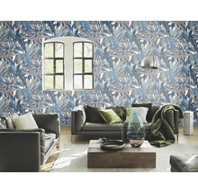 Wohnzimmer mit blau gemusterter Blättertapete, Sofa und Holztisch