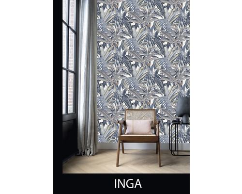 Dekorierter Raum mit einer gemusterten Tapete, einem Stuhl und einem Beistelltisch