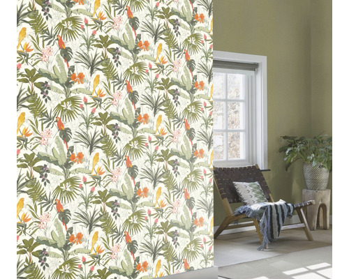 Wohnraum mit Dschungeltapete mit Papageien, tropischen Blättern und Blüten