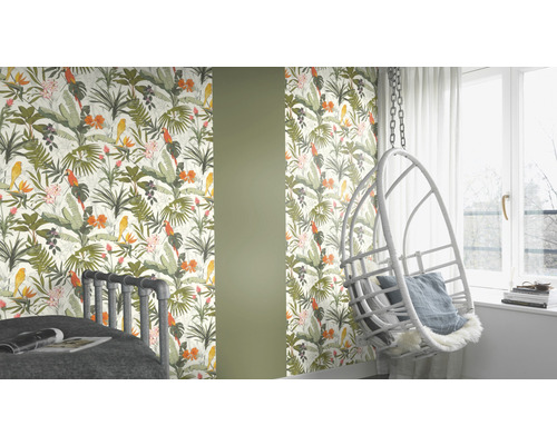 Dekoratives Zimmer mit Dschungeltapete und Hängesessel