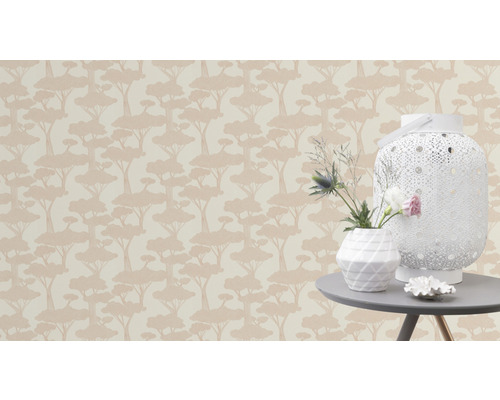 Tapete mit Baummuster, Tisch mit Dekoration