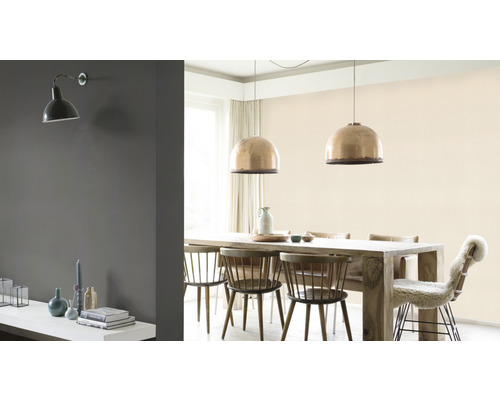 Helle und organisierte Essecke mit Esstisch, Stühlen und Hängelampen