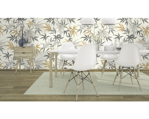 Esszimmer mit Esstisch, Stühlen und Tapete mit Pflanzenmuster
