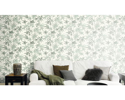 Wohnzimmer mit Sofa und Tapete mit Blättermuster