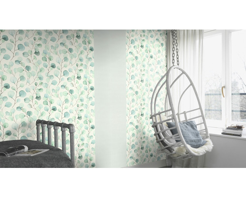 Dekoratives Zimmer mit Blättermuster Tapete und Hängesessel neben einem Fenster