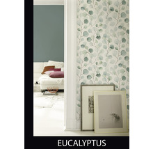 Wohnraum mit Eukalyptus Tapete und Dekoration