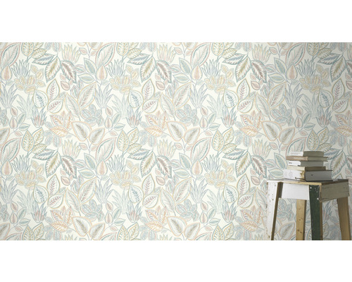 Tapete mit Blattmuster an der Wand