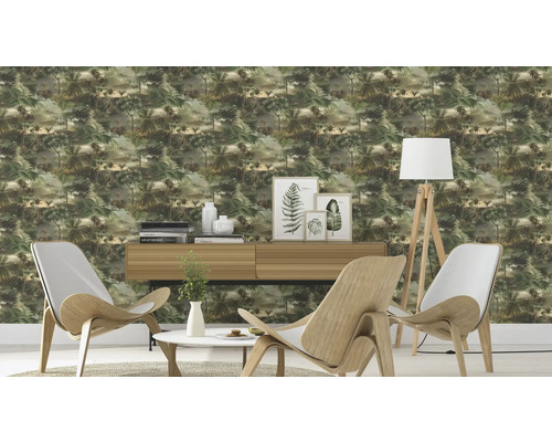 Wohnraum mit Tapete mit Dschungelmotiv, Kommode, Sesseln und Stehlampe.