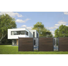 Gartenzaun aus Holz und Metalleinsätzen vor einem modernen Haus