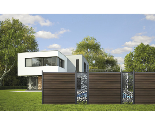 Gartenzaun aus Holz und Metalleinsätzen vor einem modernen Haus