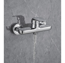 Duscharmatur mit Wasserstrahl vor grauer Wand