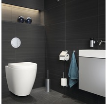 Modernes Badezimmer mit wandhängendem WC, Waschtisch und dunklen Fliesen