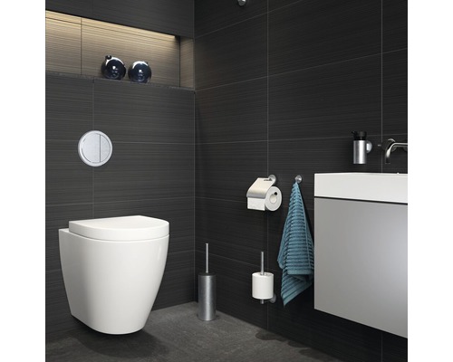 Modernes Badezimmer mit wandhängendem WC, Waschtisch und dunklen Fliesen