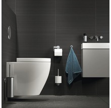 Modernes Badezimmer mit wandhängendem WC, Waschtisch und grauen Fliesen