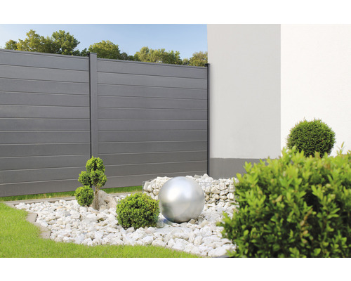 Gartenansicht mit Zaun, Zierkies und Dekokugel