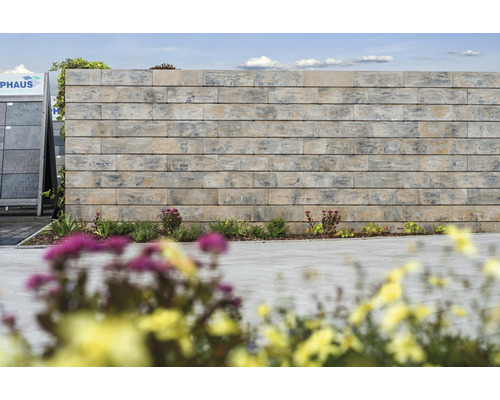 Mauer aus Betonsteinen im Außenbereich mit Bepflanzung