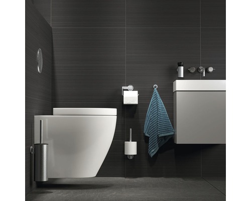 Modernes Badezimmer mit Wand-Tiefspülklosett, Waschtisch und grauen Fliesen.