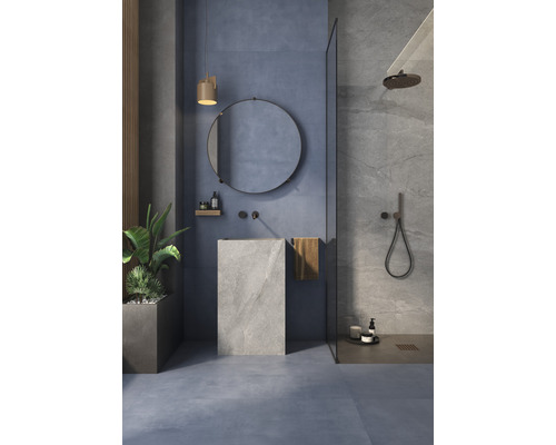 Modernes Badezimmer mit Waschbecken, Spiegel, Dusche und Pflanzen.