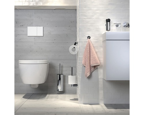 Modernes Badezimmer mit Wandtoilette, Spülkasten, Toilettenbürste, Papierhalter, Handtuch und Waschtisch