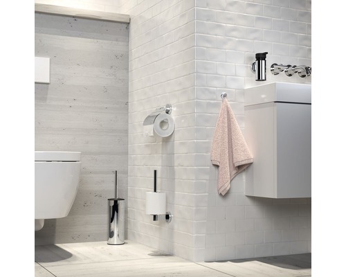 Badezimmer mit Toilette, Waschtisch, Handtuch und Accessoires
