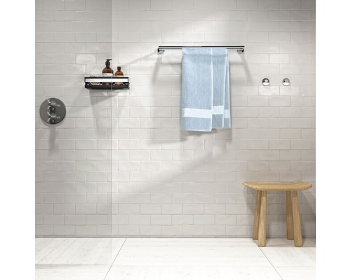 Badezimmer mit Armaturen, Handtuchhalter, Ablage und Hocker