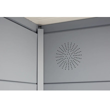 Detailansicht einer Gerätehauswand mit Belüftungslöchern