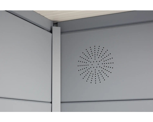 Detailansicht einer Gerätehauswand mit Lüftungslöchern